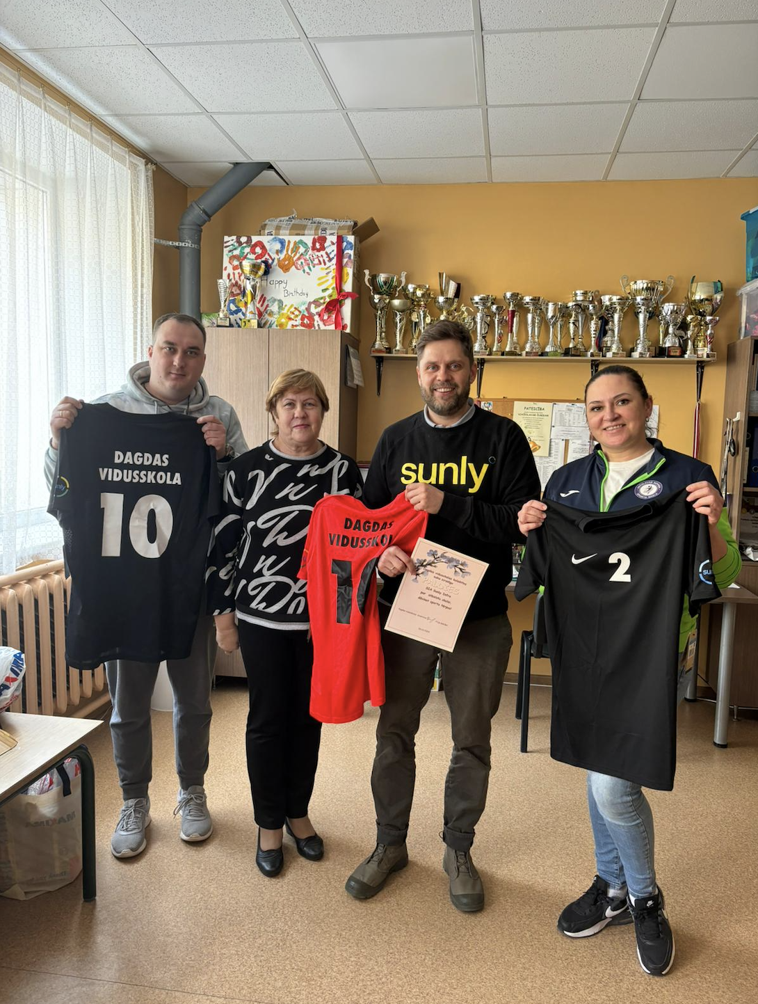Dagdas vidusskolai ar Sunly palīdzību iegādāti sporta tērpi