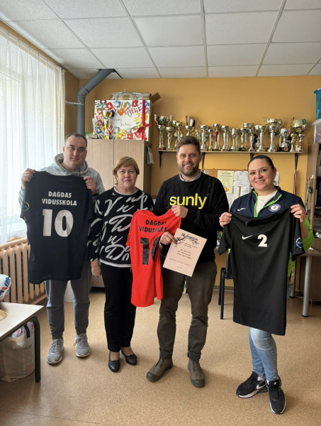Dagdas vidusskolai ar Sunly palīdzību iegādāti sporta tērpi